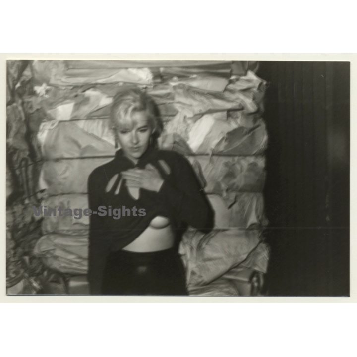 Snapshot: Pretty Blonde Pulls Up Her Top / Boob Flash (Vintage Photo GDR ~1980s)