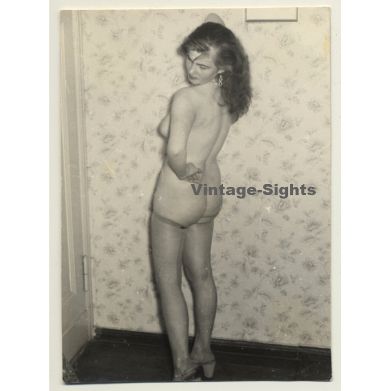 Snapshot: Nude Brunette Female / Stockings - Wallpaper - Butt (Vintage Photo ~1940s)