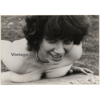 Snapshot: Busty Topless Woman Leans On Wall / Smile (Vintage Photo GDR ~1980s)