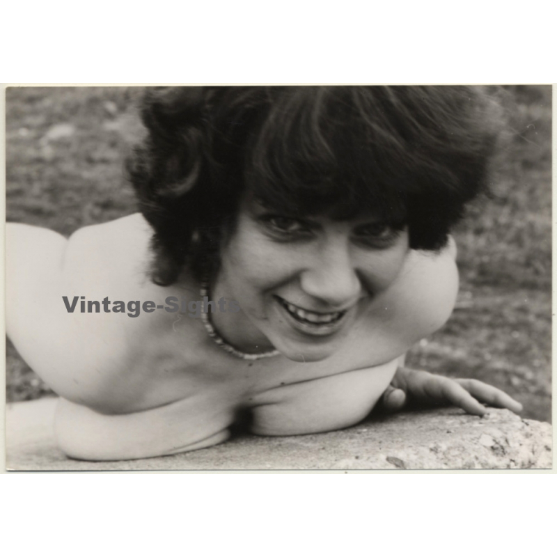 Snapshot: Busty Topless Woman Leans On Wall / Smile (Vintage Photo GDR ~1980s)