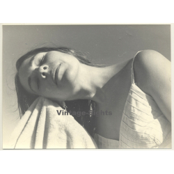 Jerri Bram (1942): Natural Young Woman Dries Her Hair / Beach (Vintage Photo ~1980s)