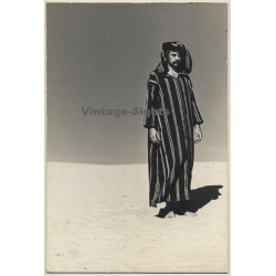 Jerri Bram (1942): Intense Portrait Of Man In Desert / Djellaba - Berber Costume (Vintage Photo ~1970s)