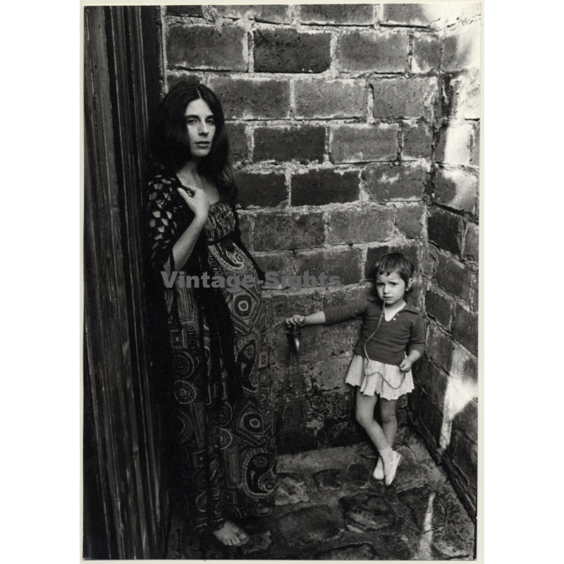 Jerri Bram (1942): Beautiful Pregnant Hippie Woman In Backyard Alley / Little Girl (Vintage Photo ~1970s)