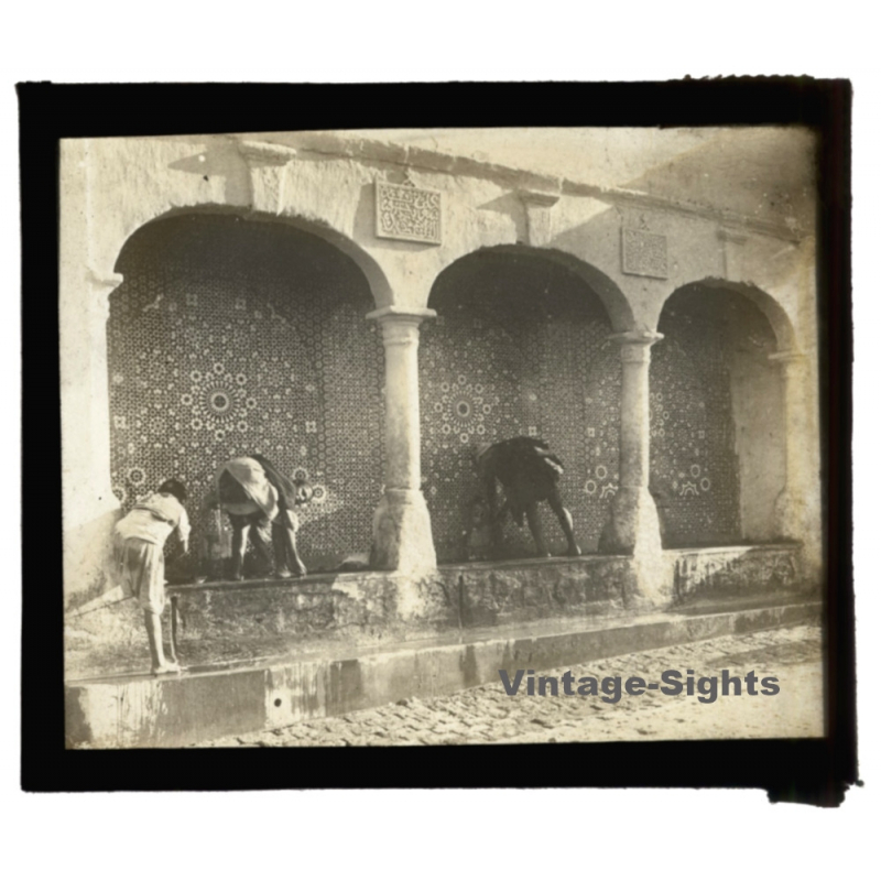 Maghreb / Africa: Indigenous At Fountain - Mosaic Tiles (Vintage Glass Dia Positive 1910s) Maghreb / Africa: Indigenous At Fountain - Mosaic Tiles (Vintage Glass Dia Positive 1910s)