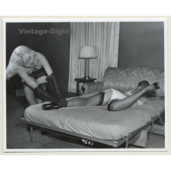 Irving Klaw: Blonde Mistress Pulls Maids' Leg 9521 / Pin-Up - BDSM (Vintage Photo USA)