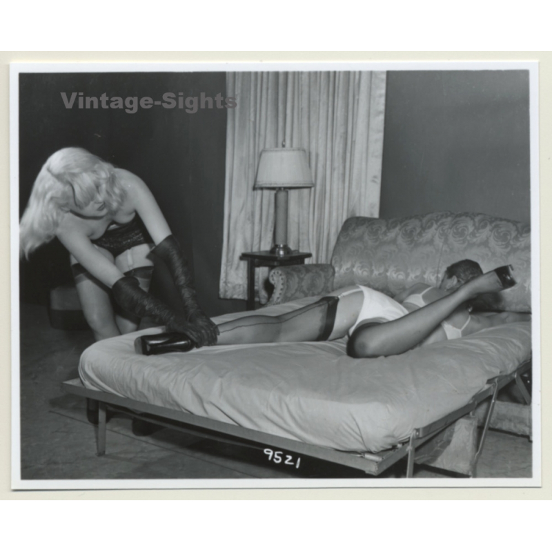 Irving Klaw: Blonde Mistress Pulls Maids' Leg 9521 / Pin-Up - BDSM (Vintage Photo USA)