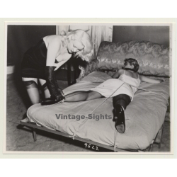 Irving Klaw: Blonde Mistress Pulls Maids' Leg 9522 / Pin-Up - BDSM (Vintage Photo USA)