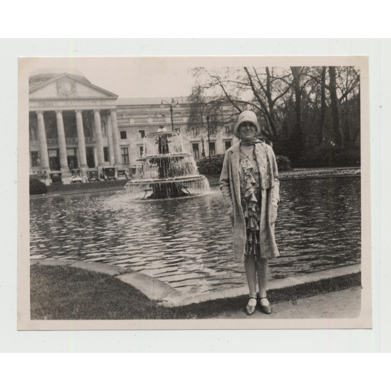Elegant Dressed Woman In Front Of Kurhaus Wiesbaden 1928 (Vintage Amateur Photo B/W)