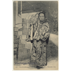 Vietnam: Une Flûtiste Annamite / Traditional Costume - Ethnic (Vintage PC 1900s)