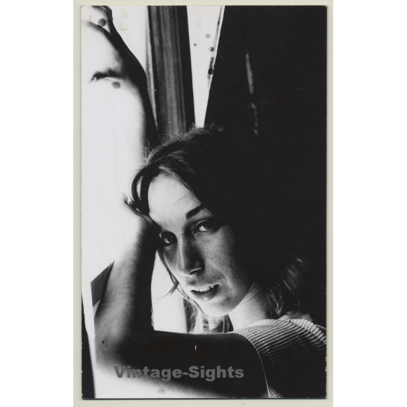 Jerri Bram (1942): Portrait Of Beauty Leaning Against Window (Vintage Photo ~1970s) Jerri Bram (1942): Portrait Of Beauty Leaning Against Window (Vintage Photo ~1970s)