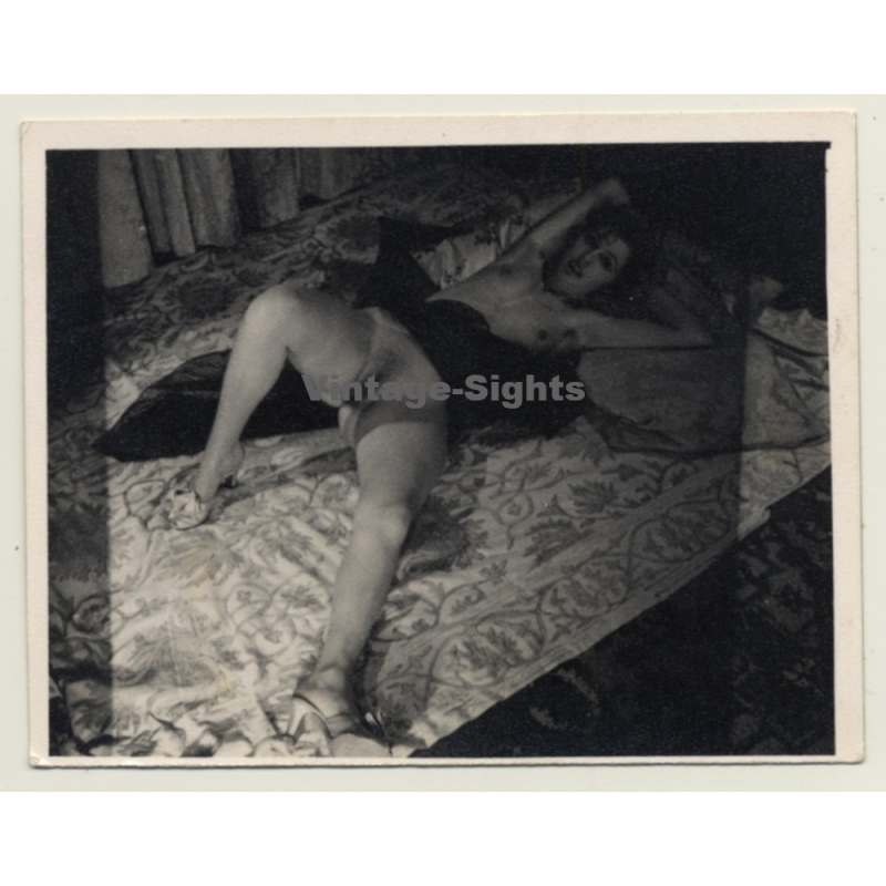 Elegant Brunette Nude With Black Cloth*1 / Risqué (Vintage Photo ~1940s/1950s)