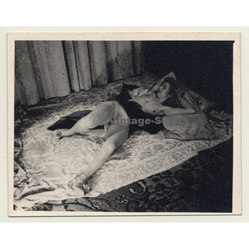 Elegant Brunette Nude With Black Cloth*7 / Risqué (Vintage Photo ~1940s/1950s)