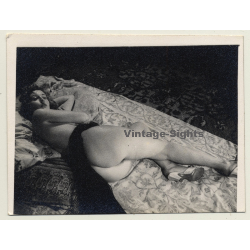Elegant Brunette Nude With Black Cloth*8 / Risqué (Vintage Photo ~1940s/1950s)