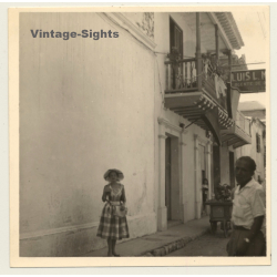 Cartagena / Colombia: Woman In Front Of House Melba? / Street View (Vintage Photo 1957)