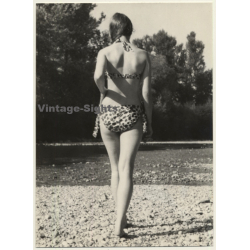 Natural Young Woman In Bikini*7 / Rear View - Pin-up  (Vintage Photo Germany ~1960s)