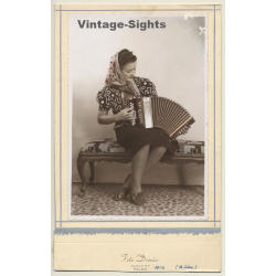 Foto Durán / Palma: Young Woman With Accordion (Vintage Photo 1943)