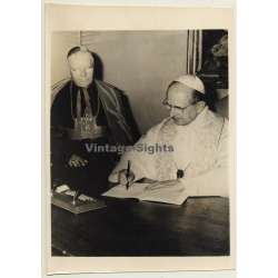 Pope Paul VI & Cardinal Cicognani: Papal Signing (Vintage Press Photo 1967)
