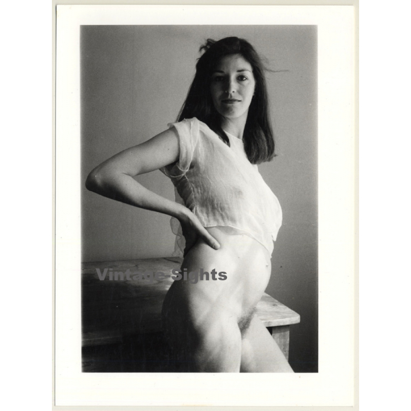 Jerri Bram (1942): Natural Brunette Nude Leans Against Table*3 (Vintage Photo ~1970s/1980s) Jerri Bram (1942): Natural Brunette Nude Leans Against Table*3 (Vintage Photo ~1970s/1980s)