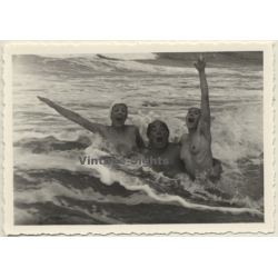 Snapshot: Man & 2 Nude Females In The Surf / Boobs (Vintage Photo ~1950s/1960s)