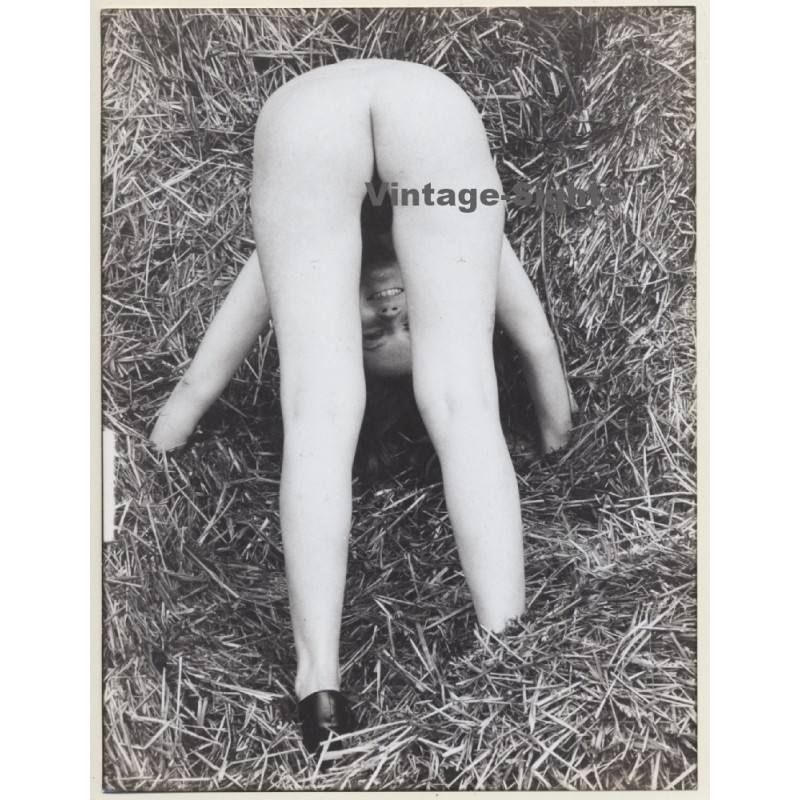 Artistic Nude: Female Bends Down & Looks Through Her Legs / Hay (French Master Photo 60s/70s) Artistic Nude: Female Bends Down & Looks Through Her Legs / Hay (French Master Photo 60s/70s)