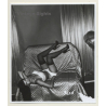 Irving Klaw: Bettie Page Lying On Lounge Chair 3628 / Pin-Up - BDSM (Vintage Photo USA)
