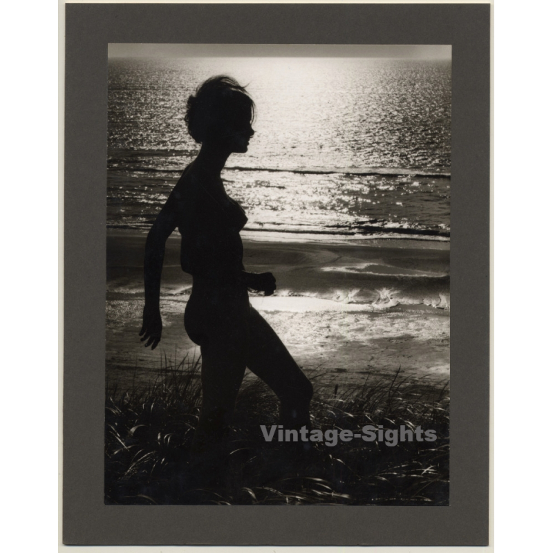 Wolfgang Klein: Woman Walking On Sea Shore / Backlit Shot (Vintage Photo ~1960s) Wolfgang Klein: Woman Walking On Sea Shore / Backlit Shot (Vintage Photo ~1960s)