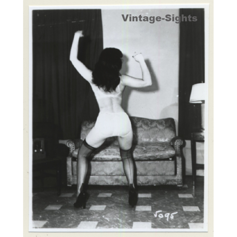 Irving Klaw: Dancing Bettie Page Wiggles Butt 5095 / Pin-Up - BDSM (Vintage Photo USA)