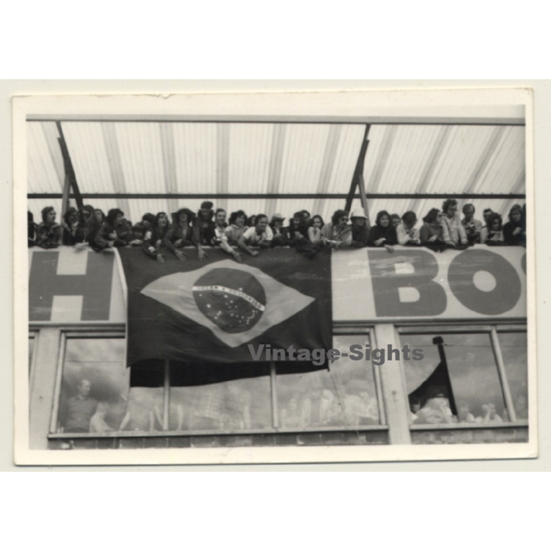 Nivelles-Baulers GP Formula 1: Brazilian Fittipaldi Fans On Tribune (Vintage Photo 1972) Nivelles-Baulers GP Formula 1: Brazilian Fittipaldi Fans On Tribune (Vintage Photo 1972)