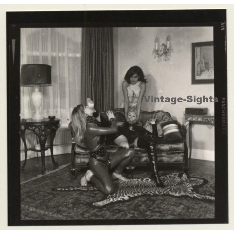 3 Lacquer Ladies In Hot Catfight *9 / Wrestling (Vintage Contact Sheet Photo 1970s)
