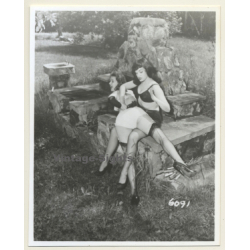 Irving Klaw: Bettie Page Spanking Maid Outdoors 6091 / Pin-Up - BDSM (Vintage Photo USA)