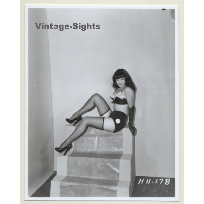 Irving Klaw: Bettie Page Posing On Stairs HH-178 / Pin-Up - BDSM (Vintage Photo USA)