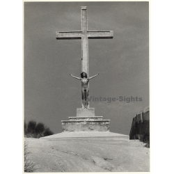 Jerri Bram (1942): Femme Nue Crucifiée (Vintage Photo 1972)
