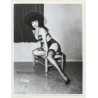 Irving Klaw: Bettie Page On Coffee Table - Black Hat F-335 / Pin-Up - BDSM (Vintage Photo USA)