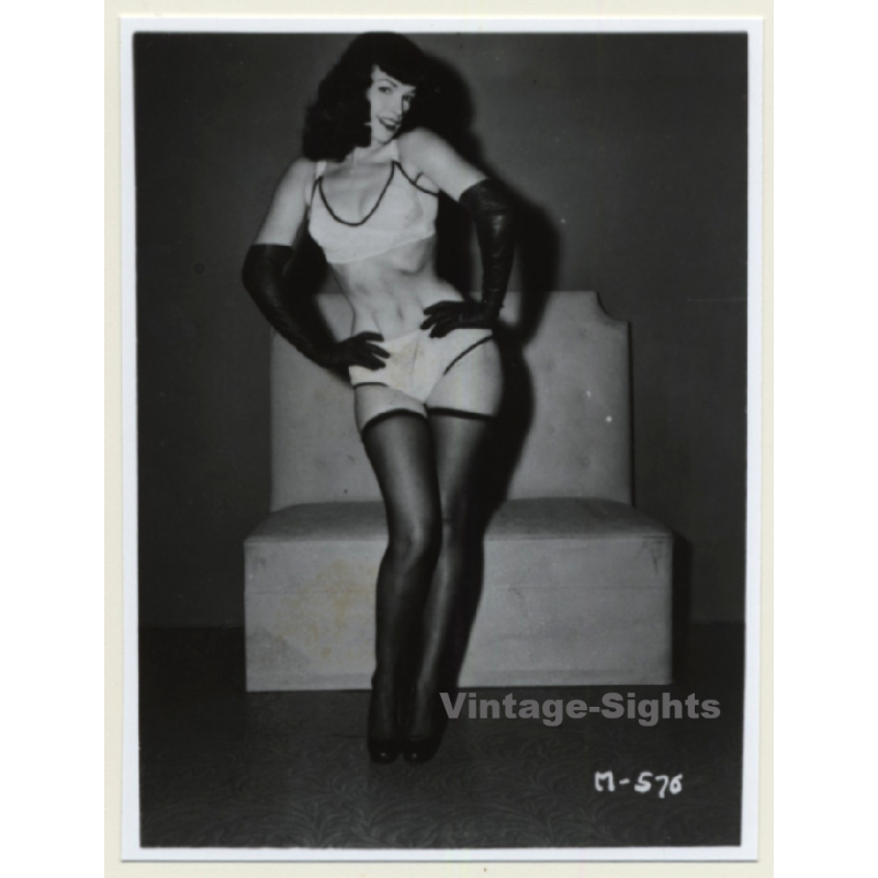 Irving Klaw: Stunning Bettie Page - Rubber Gloves M-576 / Pin-Up - BDSM (Vintage Photo USA)