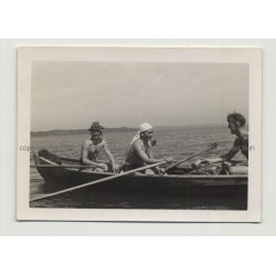 3 Crispy Topless Guys In Rowing Boat On Lake / Gay INT (Vintage Photo B/W 1950s)