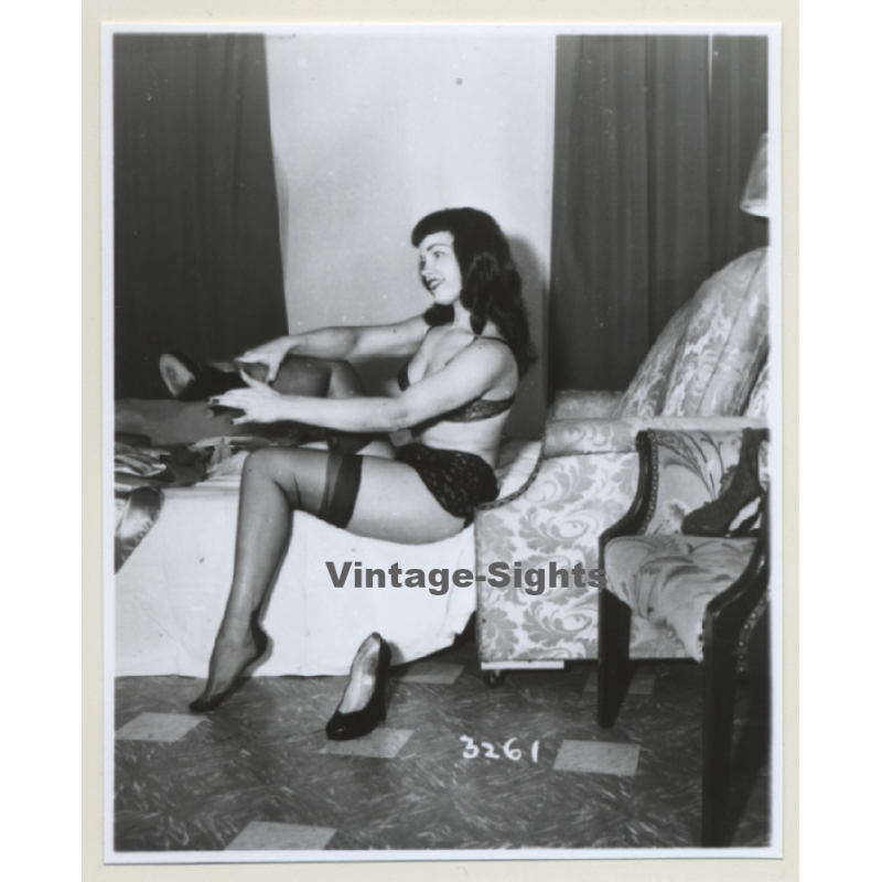 Irving Klaw: Bettie Page Takes Off Stilettos 3261 / Pin-Up - BDSM (Vintage Photo USA)
