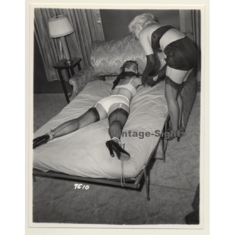 Irving Klaw: Blonde Mistress Ties Maid To Bed 9510 / Pin-Up - BDSM (Vintage Photo USA)