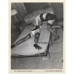 Irving Klaw: Blonde Mistress Ties Maid To Bed 9512 / Pin-Up - BDSM (Vintage Photo USA)