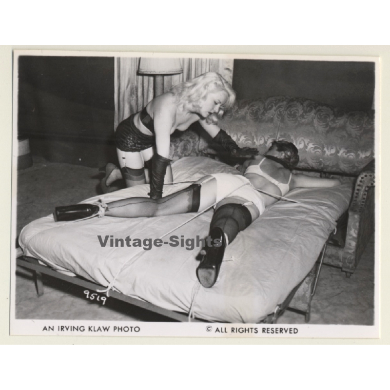 Irving Klaw: Blonde Mistress Ties Maid To Bed 9519 / Pin-Up - BDSM (Vintage Photo USA)