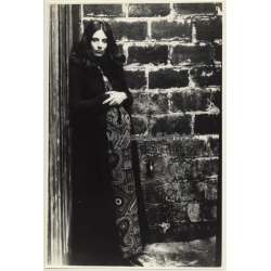 Jerri Bram (1942): Beautiful Pregnant Hippie Woman / Brick Wall (Vintage Photo ~1970s)