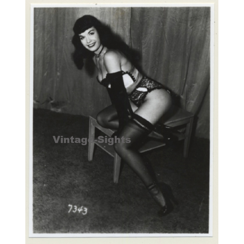 Irving Klaw: Bettie Pages Smiling At Camera 7343 / Pin-Up - BDSM (Vintage Photo USA)