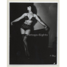 Irving Klaw: Bettie Page Holds Black Cloth F-363 / Pin-Up - BDSM (Vintage Photo USA)