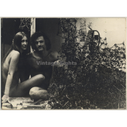 Jerri Bram (1942): Nude Hippie Couple In Front Of Art Installation (Vintage Photo ~1970s)