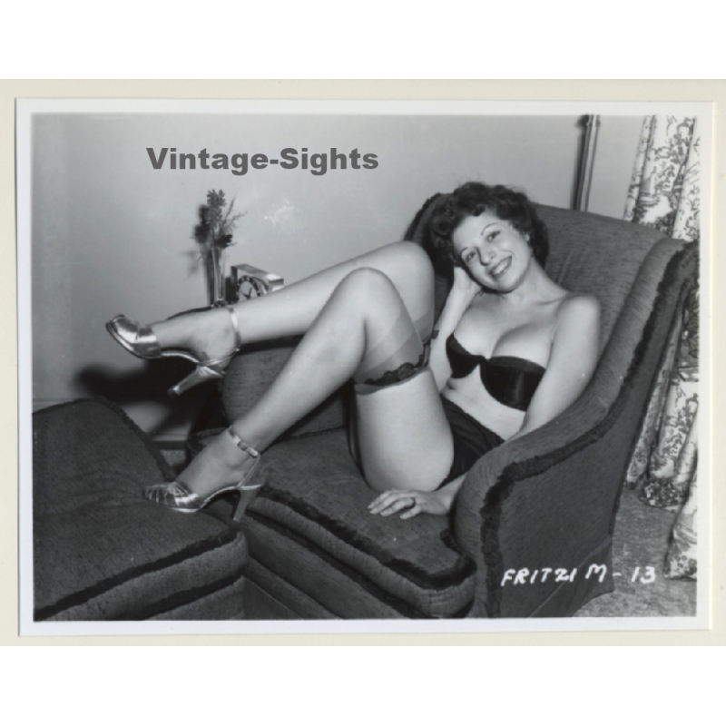 Irving Klaw: Happy Maid In Lounge Chair FRITZI M-13 / Pin-Up - BDSM (Vintage Photo USA)