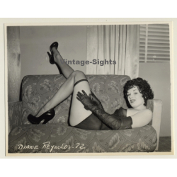Irving Klaw: Sexy Curlyhead On Couch DIANE REYNOLDS-12 / Pin-Up - BDSM (Vintage Photo USA)