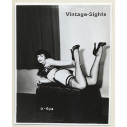Irving Klaw: Bettie Page Laying On Her Belly E-973 / Pin-Up - BDSM (Vintage Photo USA)