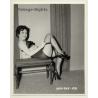 Irving Klaw: Shorthaired Female On Coffee Table DESIREE-28 / Pin-Up - BDSM (Vintage Photo USA)