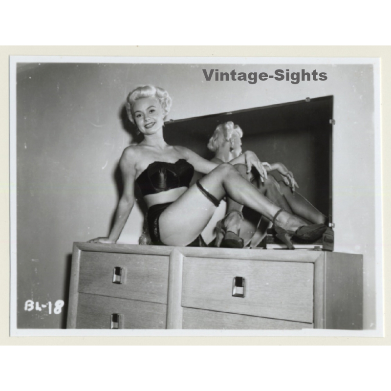 Irving Klaw: Happy Blonde Model On Dresser BL-18 / Pin-Up - BDSM (Vintage Photo USA)
