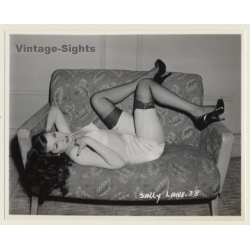 Irving Klaw: Seductive Brunette Lingers On Couch SALLY LANE-38 / Pin-Up - BDSM (Vintage Photo USA)