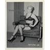 Irving Klaw: Racy Shorthaired Blonde In Lounge Chair AUTUMN-50 / Pin-Up - BDSM (Vintage Photo USA)